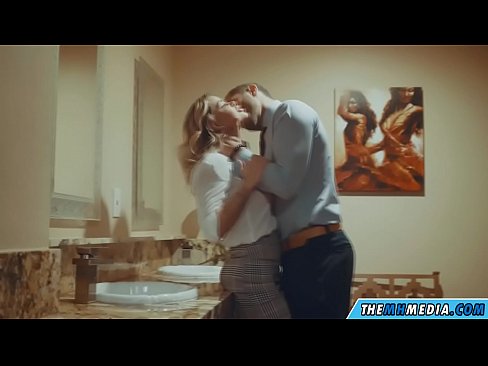 ❤️ عندما تغريك شقراء مفلس في مرحاض عام